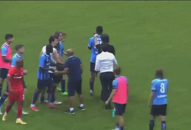 Adana'da maç sonu saha karıştı! Montella az kalsın ünlü futbolcu Balotelli'yi dövecekti Adana'da maç sonu saha karıştı! Montella az kalsın ünlü futbolcu Balotelli'yi dövecekti