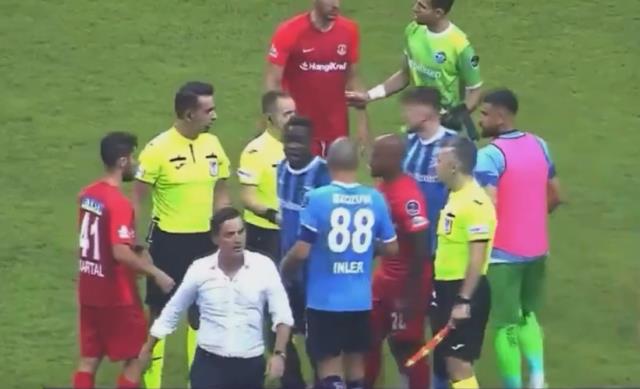 Adana'da maç sonu saha karıştı! Montella az kalsın ünlü futbolcu Balotelli'yi dövecekti Adana'da maç sonu saha karıştı! Montella az kalsın ünlü futbolcu Balotelli'yi dövecekti