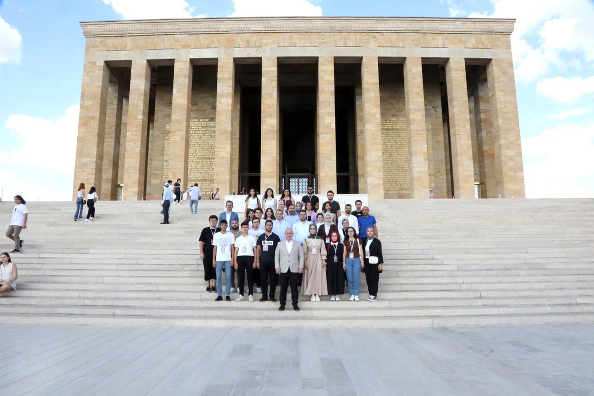 Başkan Bıyık, zaferin 100. yılında gençlerle Anıtkabir\'e gitti
