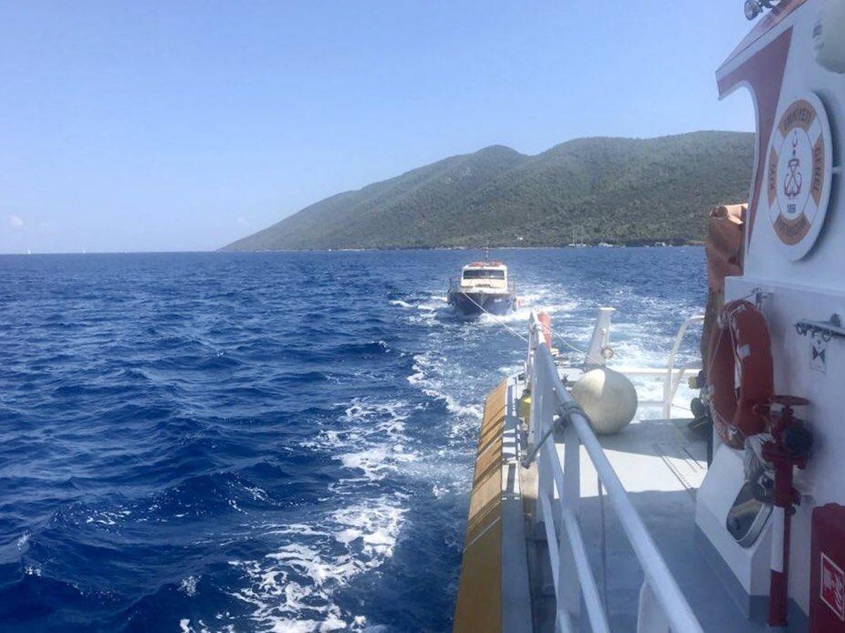 Bodrum\'da sürüklenen tekne ekiplerce kurtarıldı