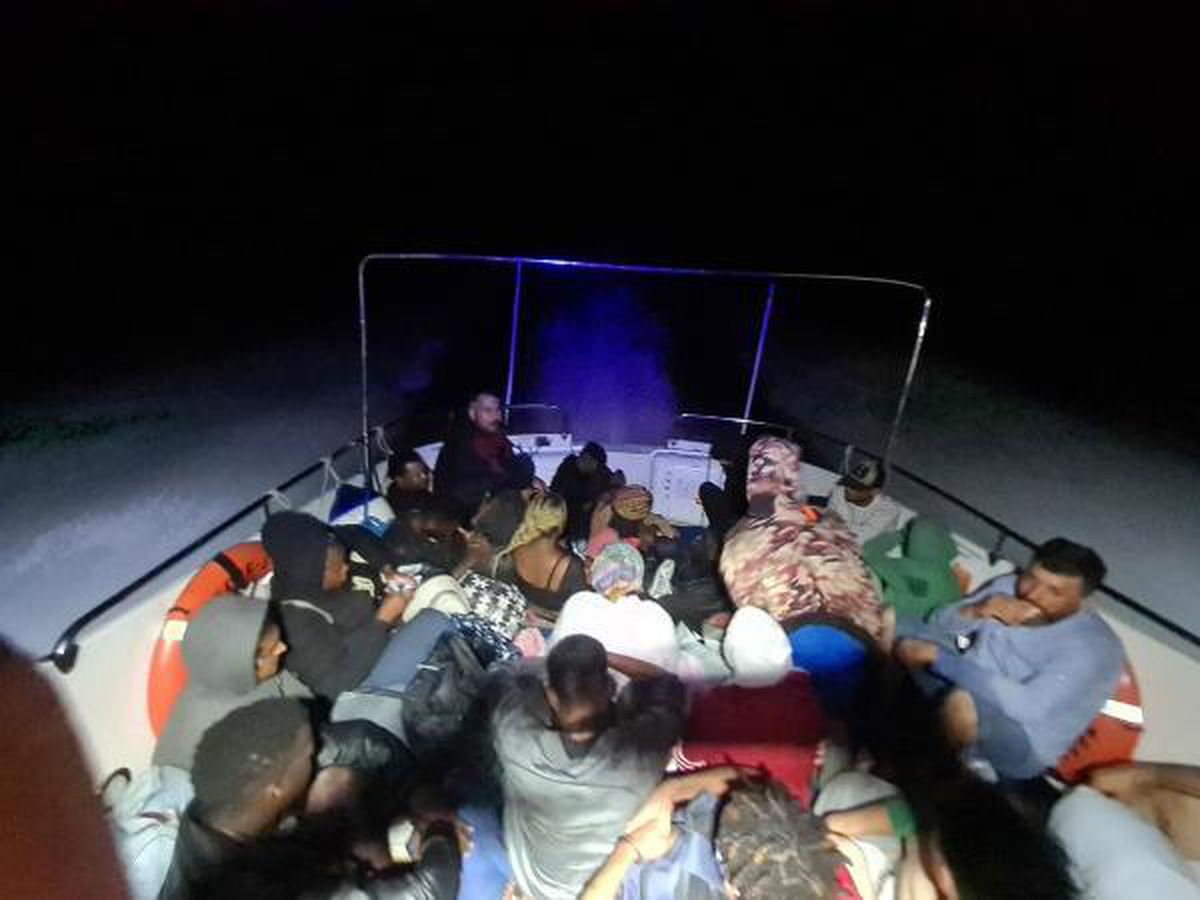 Bodrum\'da, Yunan unsurlarının ittiği 64 kaçak göçmen kurtarıldı