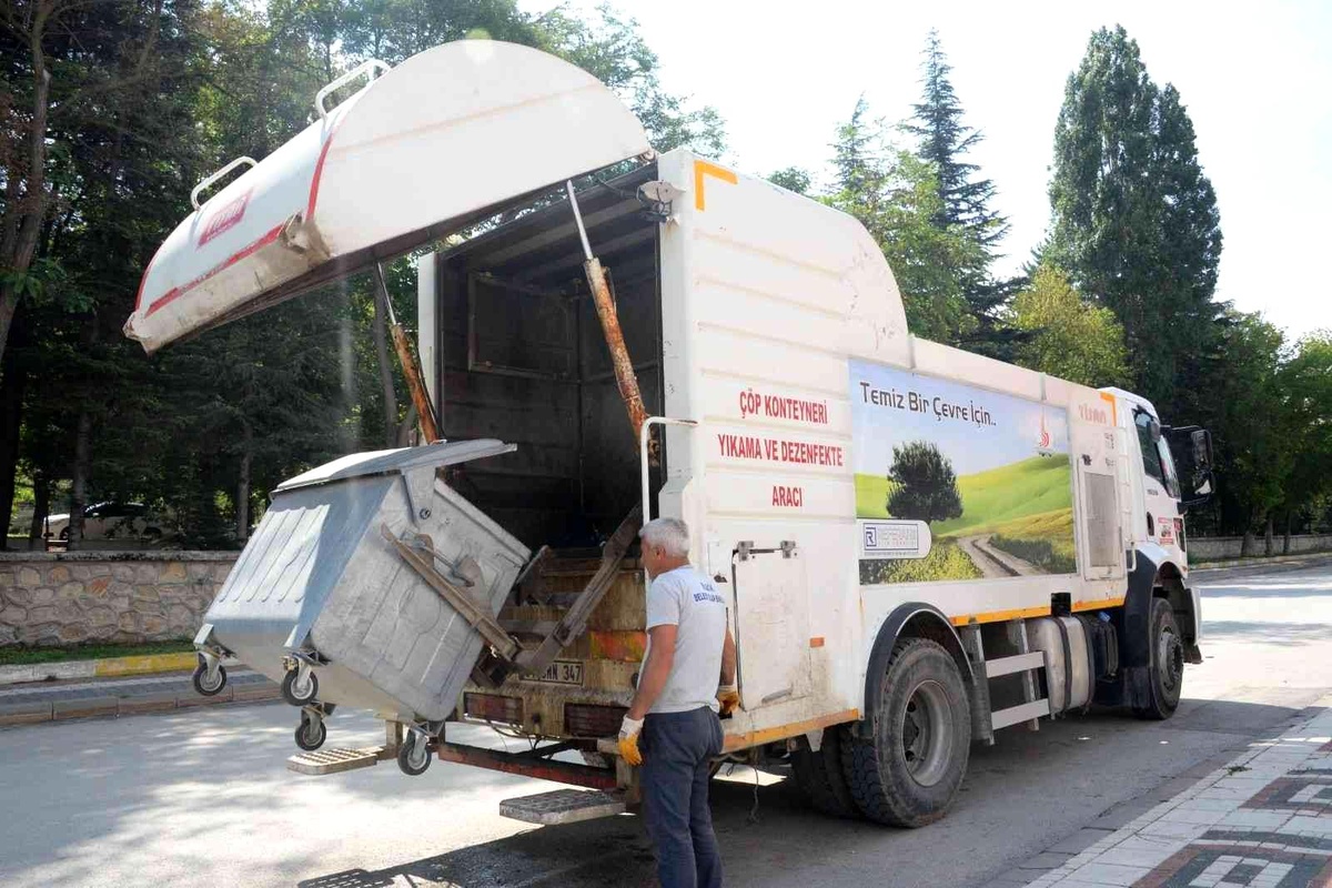 Bozüyük\'te çöp konteynerleri mahalle mahalle yıkanarak temizleniyor