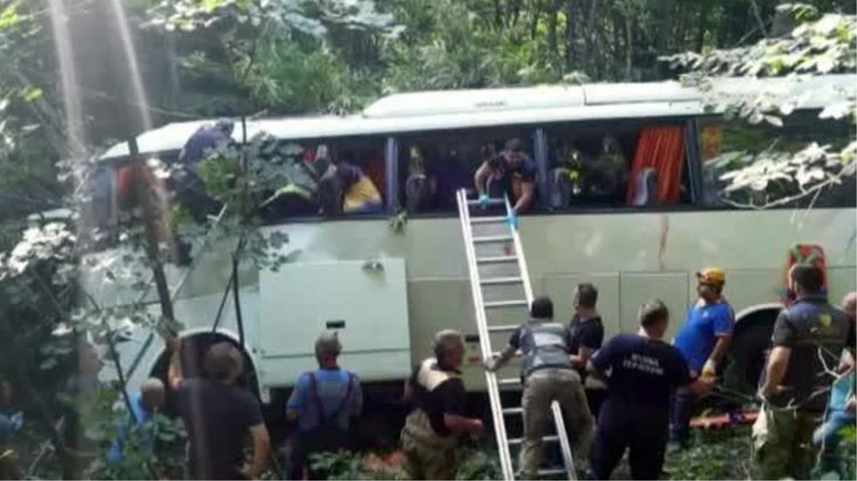 Bursa\'da, 47 yolcunun bulunduğu otobüs şarampole yuvarlandı: 5 kişi hayatını kaybetti, 36 kişi yaralandı
