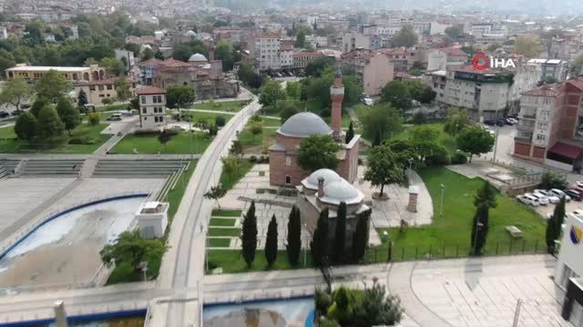 Caminin çatısındaki kurşunları çalan hırsızlar, tuvalet ve muslukları da talan etti