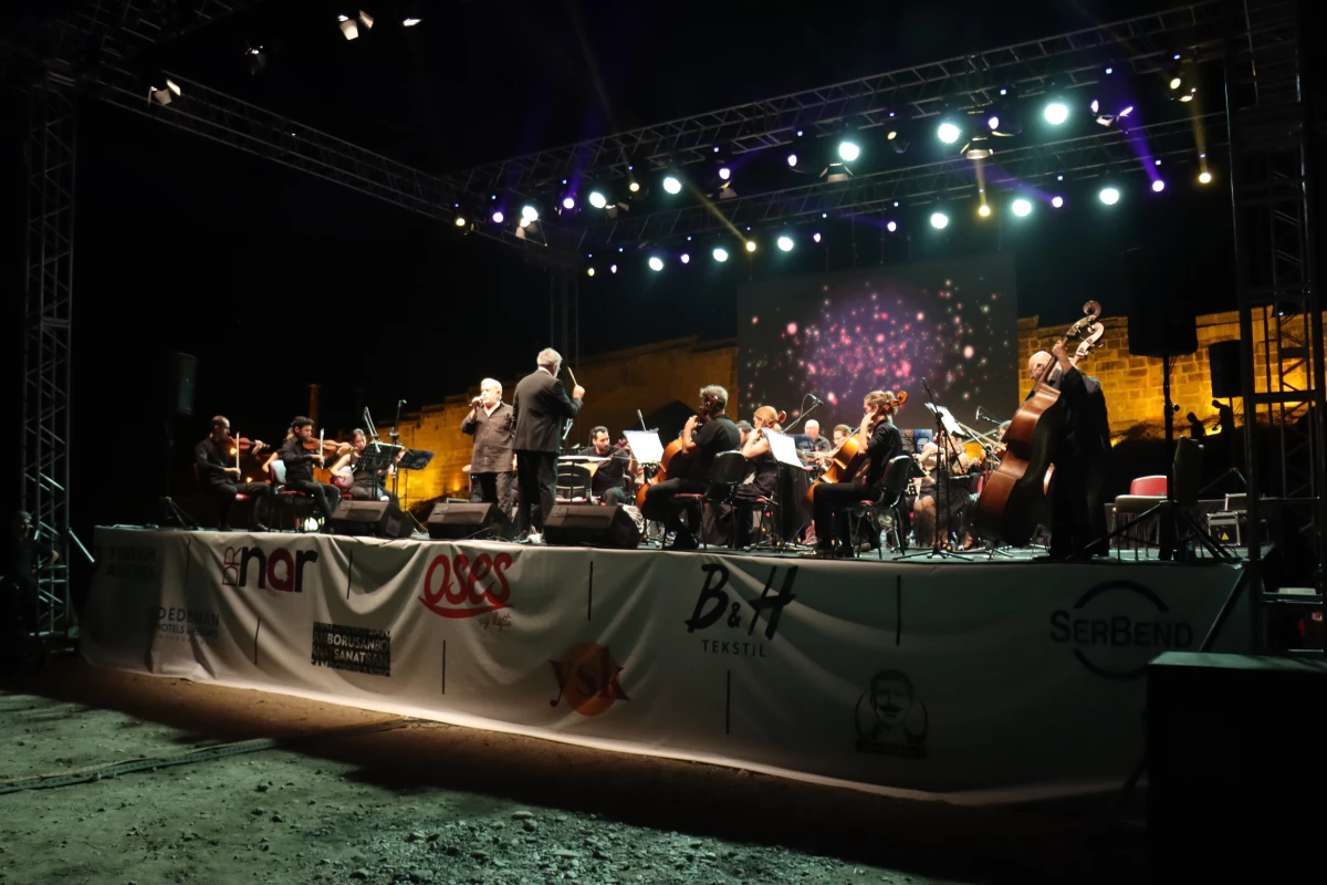 Cendere Köprüsü\'nde İzmir Devlet Senfoni Orkestrası ile Kahtalı Mıçe sahne aldı