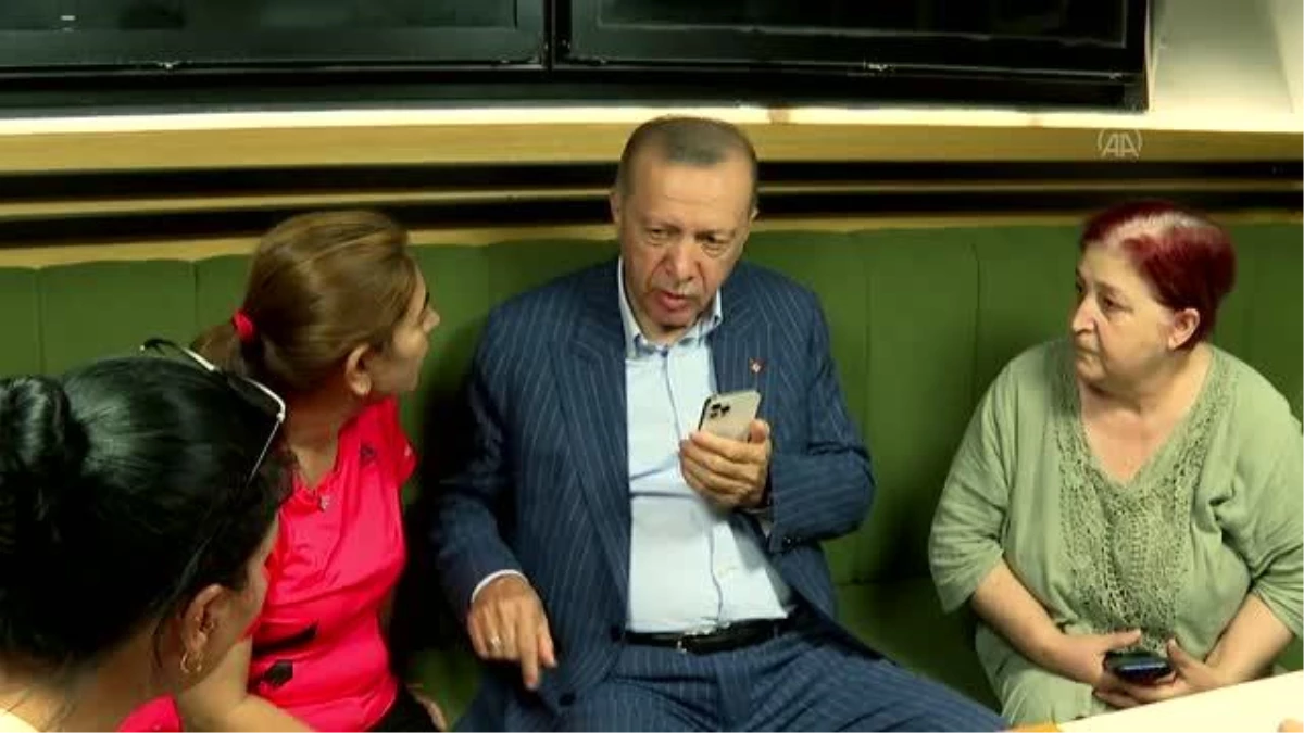 Cumhurbaşkanı Erdoğan, Beylerbeyi\'nde bir pastanede vatandaşlarla çay içip sohbet etti