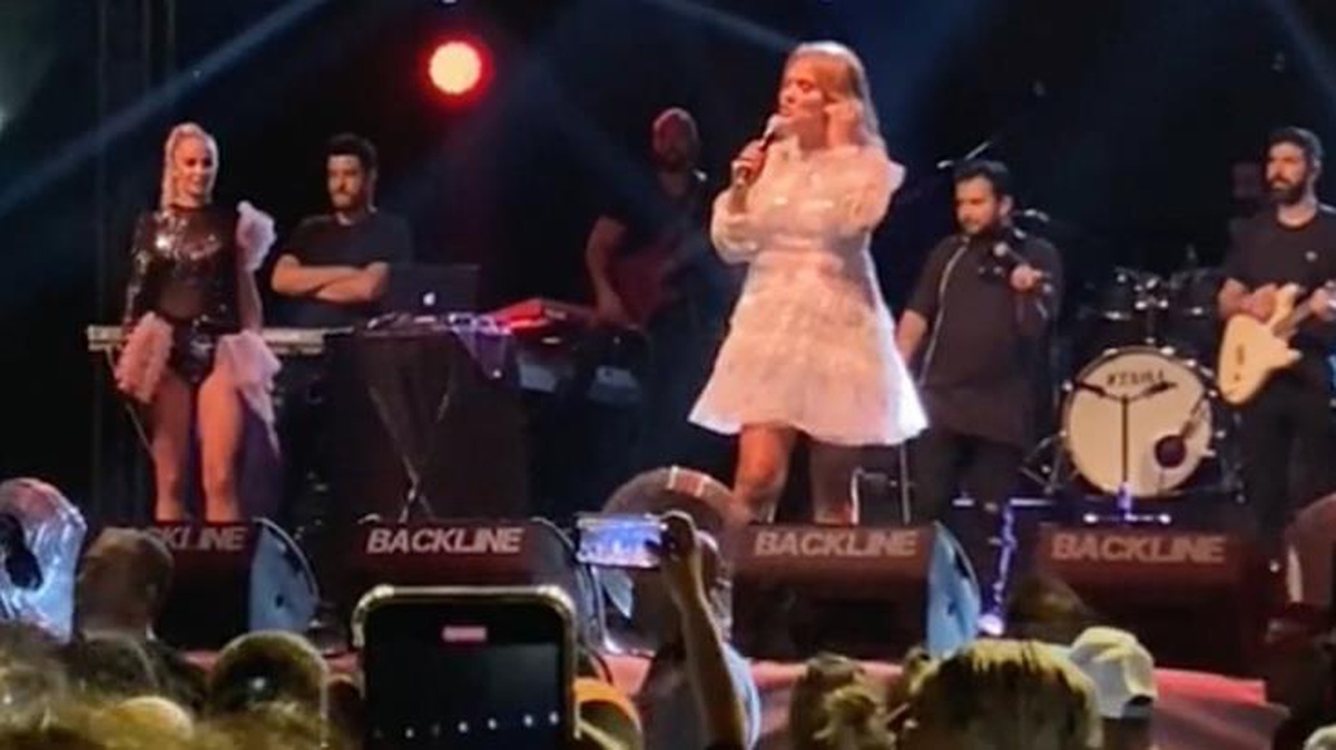 Demet Akalın\'a lazer tutarak dalga geçtiler: Hemen alın onu oradan