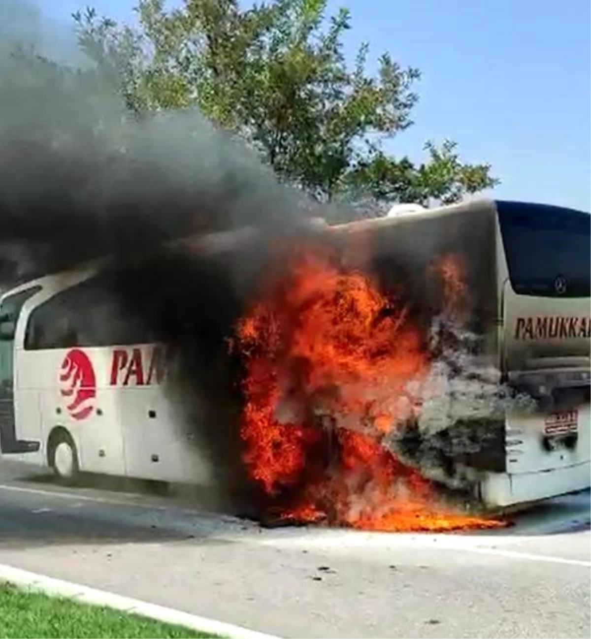 Denizli\'de yolcu otobüsü, alev alev yandı
