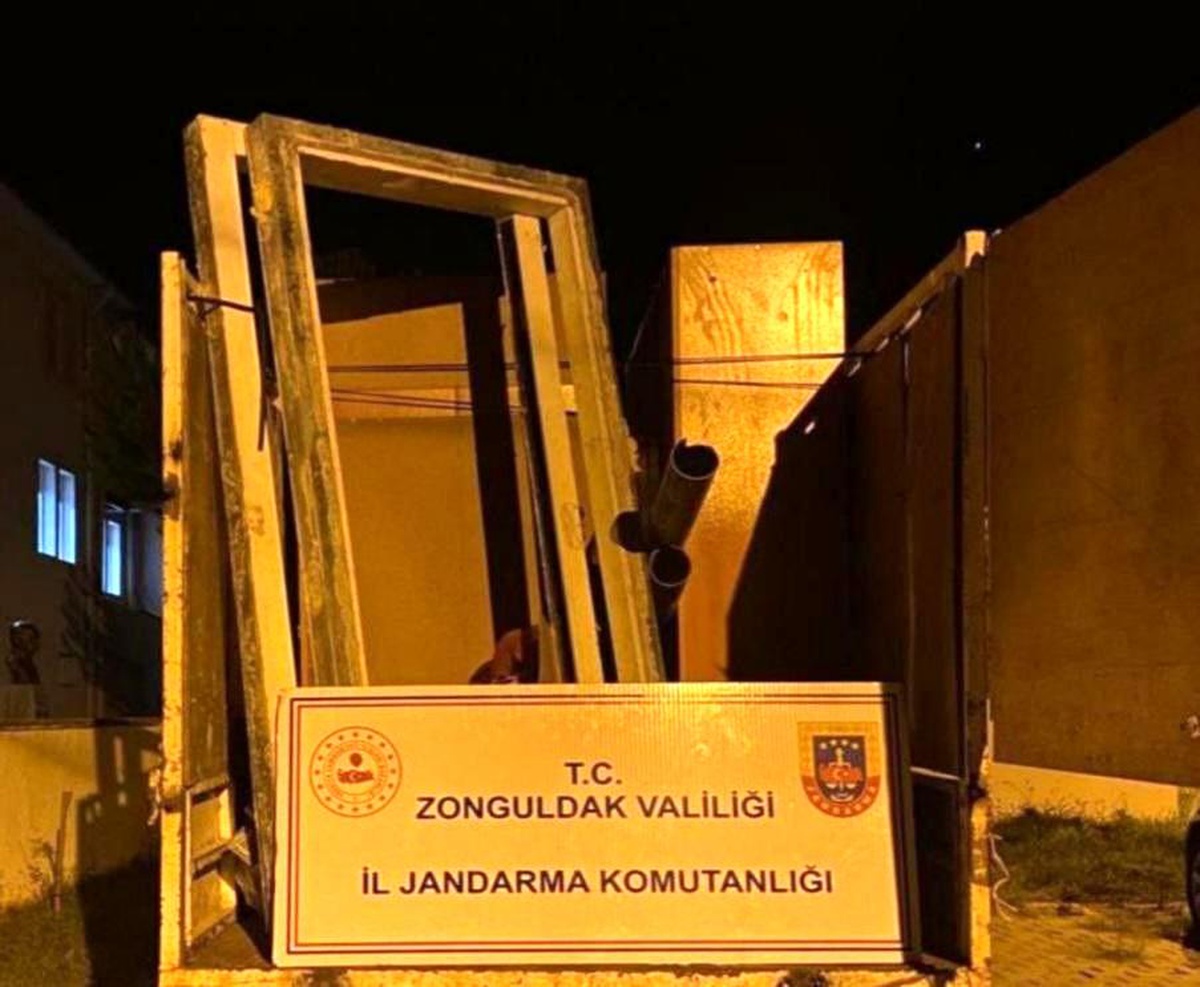 Eski fabrikayı soyarken yakayı ele verdiler
