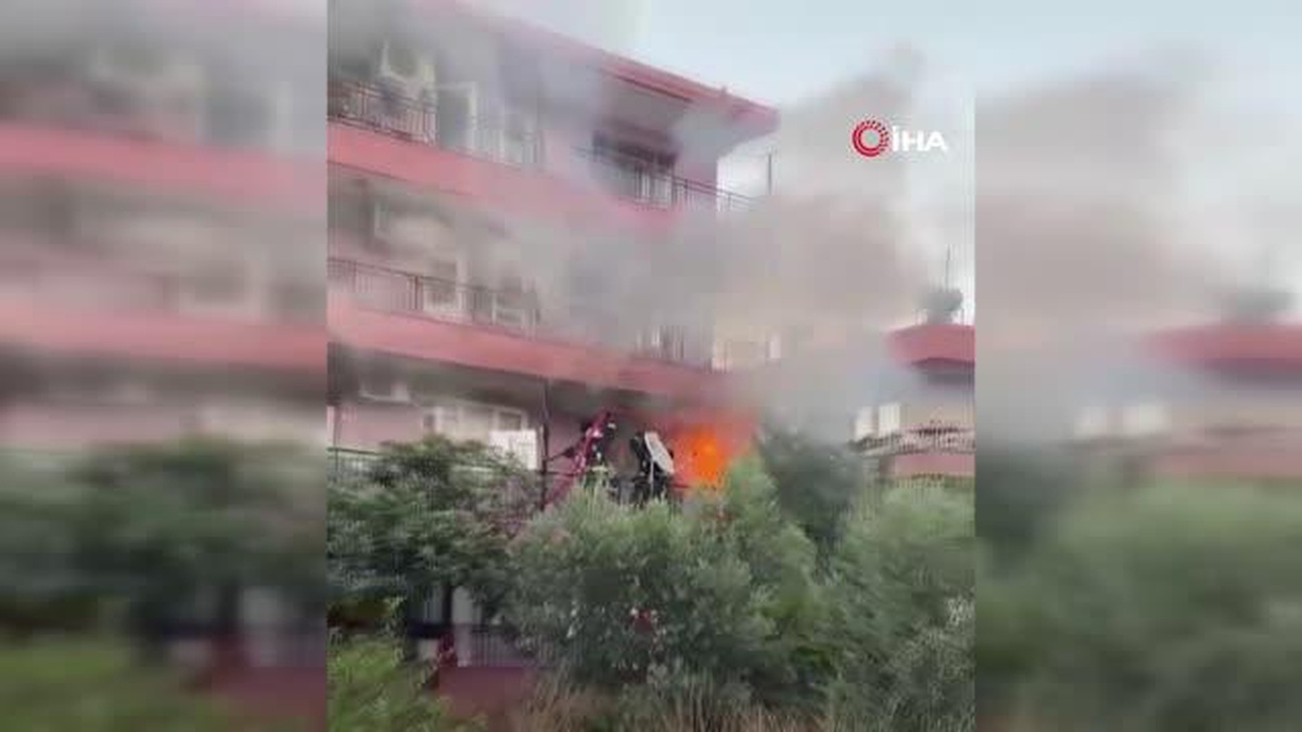 Evin balkonundaki kışlık odunların yanması sonucu çıkan yangın korkuttu