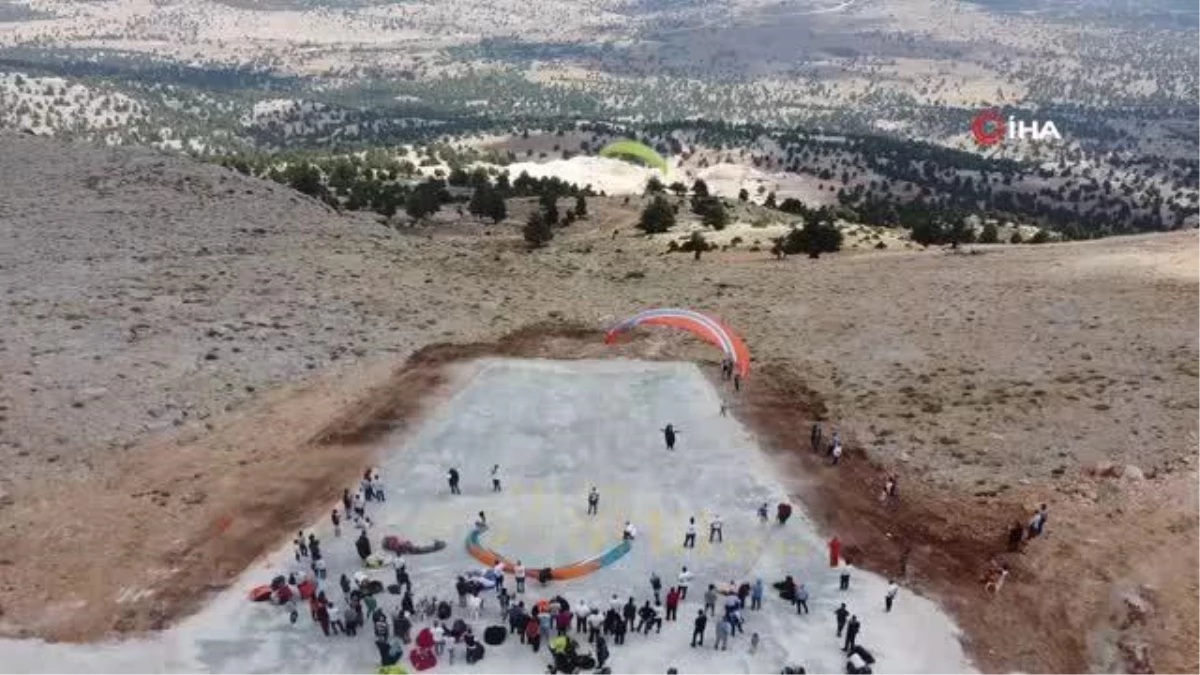 Gökyüzü paraşütçülerle doldu: Zafer Bayramı havada bayraklar açılarak kutlandı