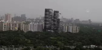 Hindistan'ın 'ikiz kule'si patlayıcıyla yıkıldı