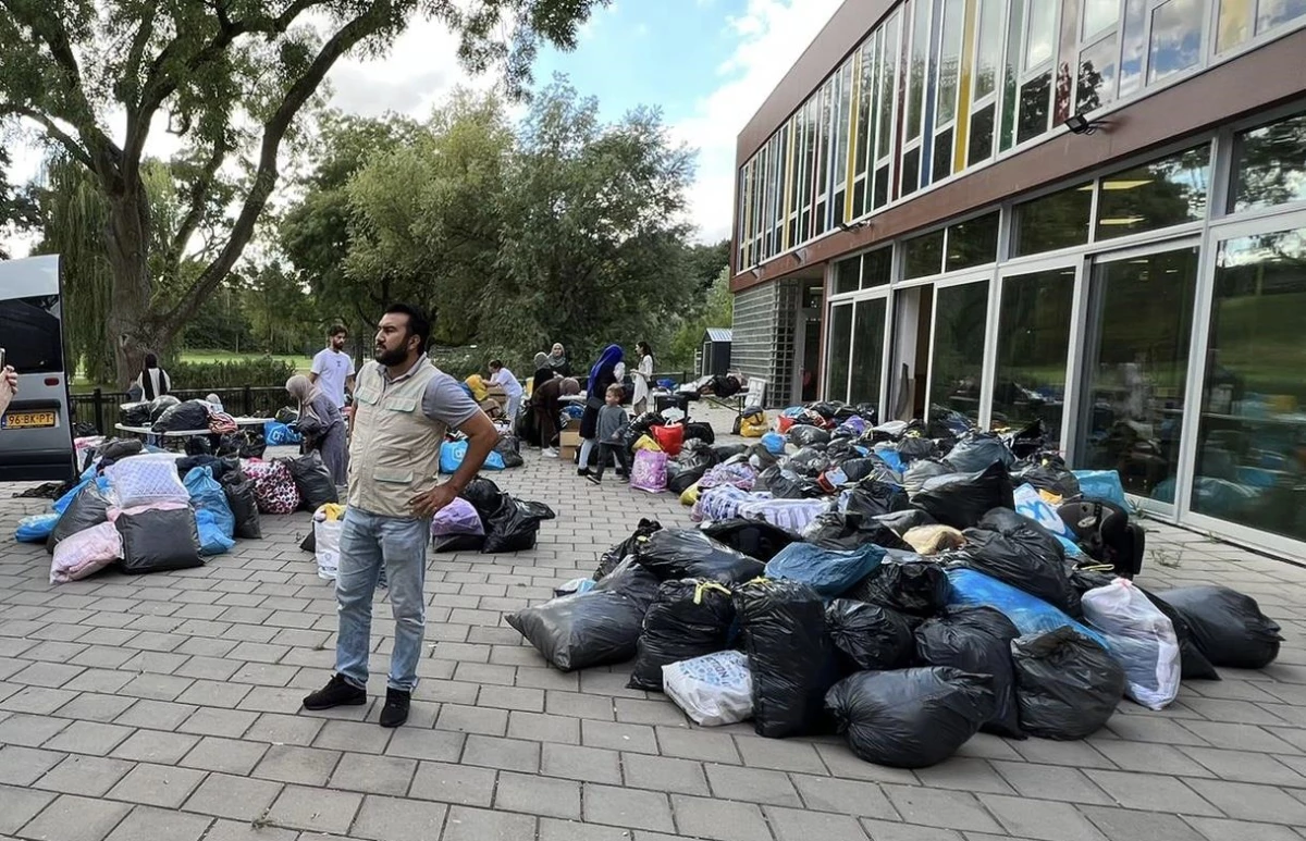 Hollanda\'da Müslümanlardan Ter Apel köyünde aylardır dışarıda yatan sığınmacılara yardım