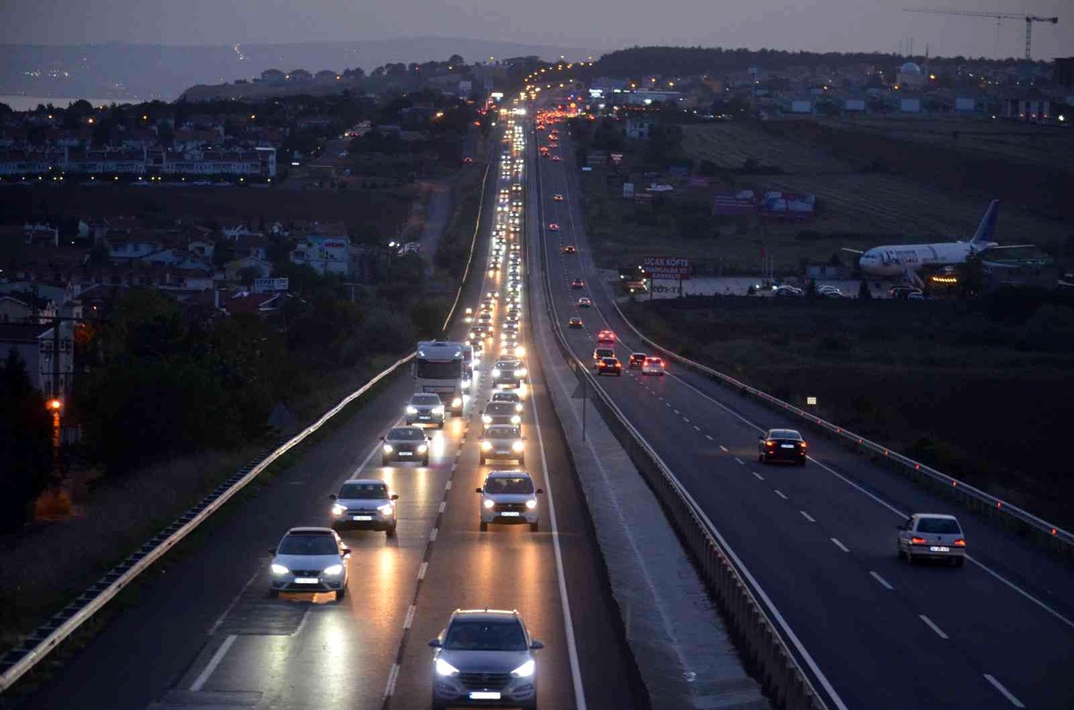 İstanbul\'a dönüş çilesi: Tekirdağ yollarında yoğunluk var