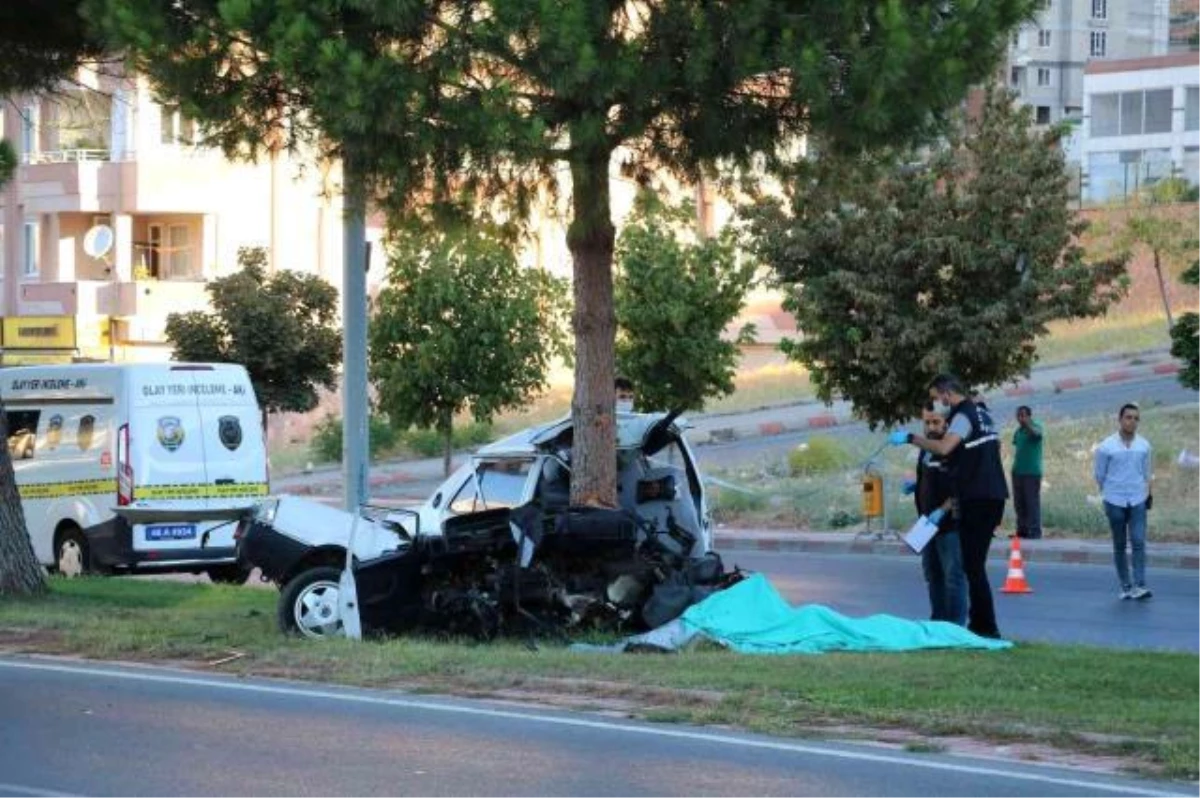 Kahramanmaraş\'ta korkunç trafik kazası! Ortadan ikiye ayrılan aracın içinde can veren eşini kaybeden kadının feryadı yürek dağladı