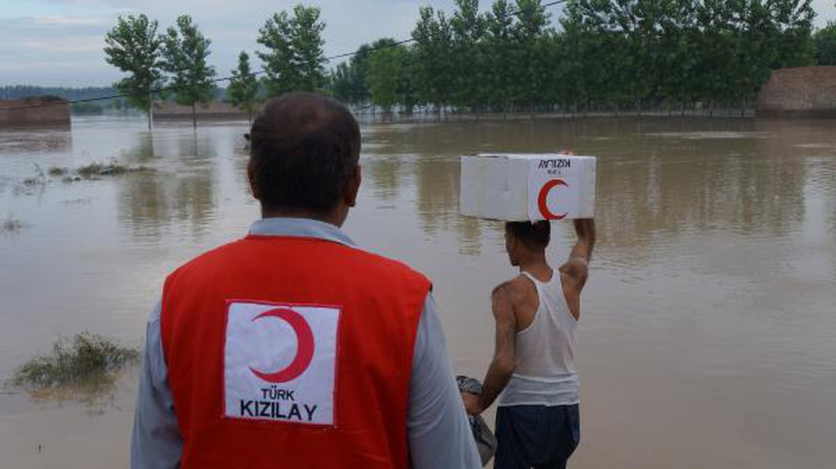 Kızılay\'dan Pakistanlı selzedeler için acil insani yardım