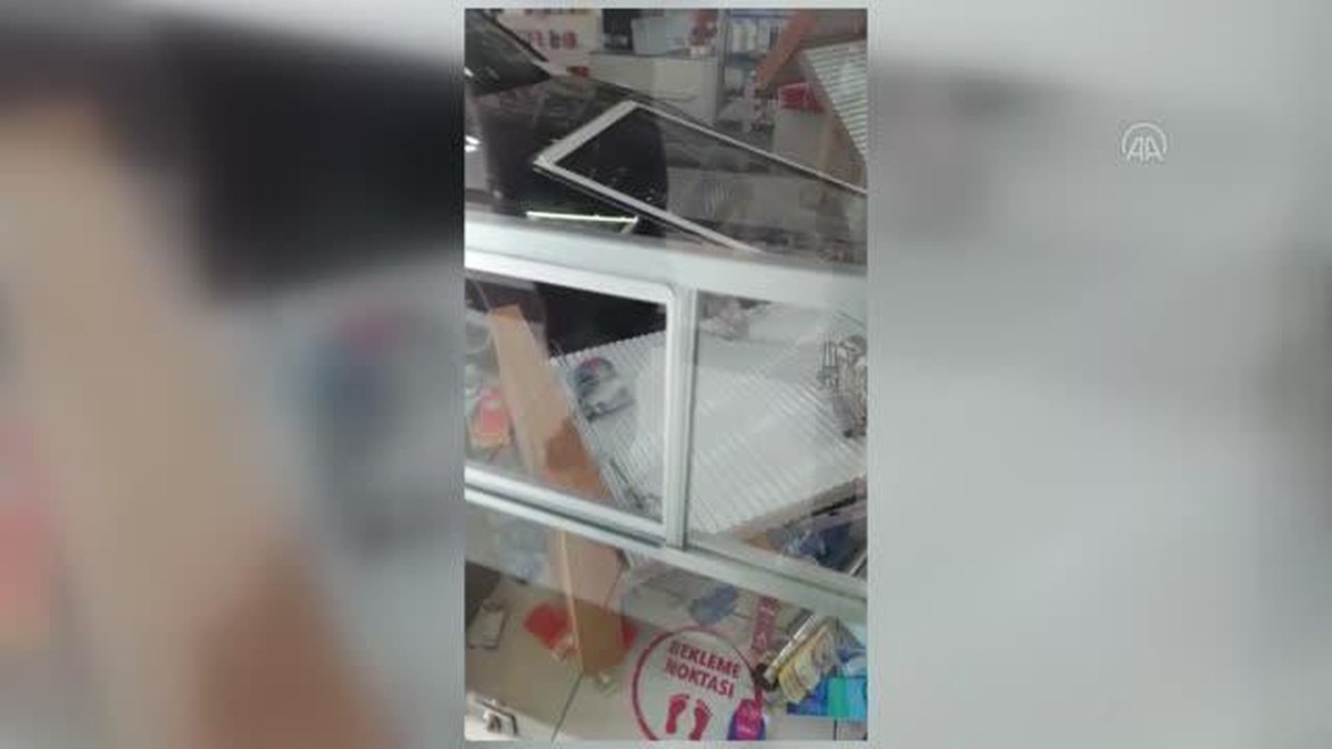 İstanbul\'da kontrolden çıkan otomobil eczaneye girdi
