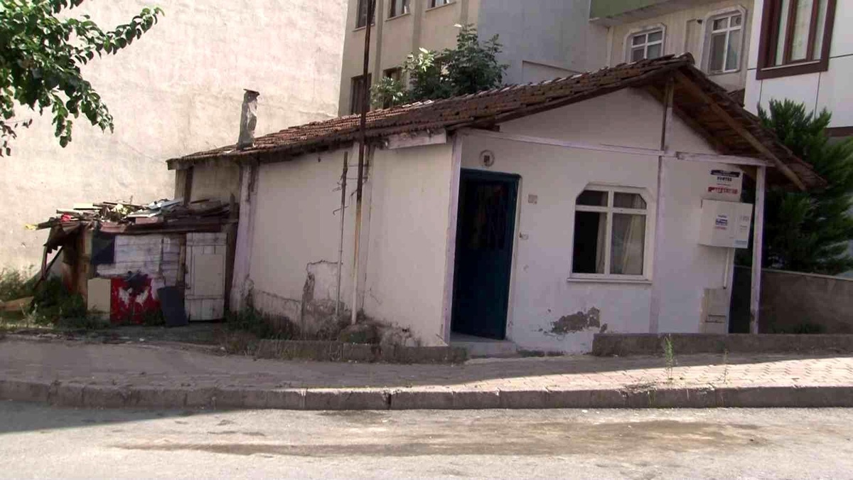 Küçükçekmece\'de psikolojik rahatsızlığı olan bir şahıs evini yakmaya çalıştı
