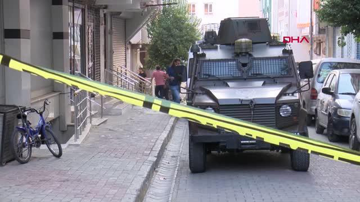 KÜÇÜKÇEKMECE\'DE TARTIŞTIĞI KİŞİYİ VURUP KENDİNİ EVİNE KİTLEDİ
