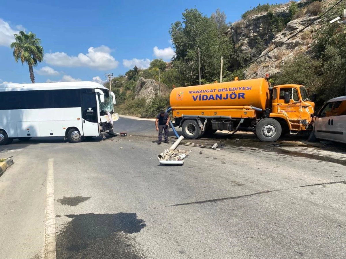 Manavgat\'ta zincirleme trafik kazası: 1 yaralı