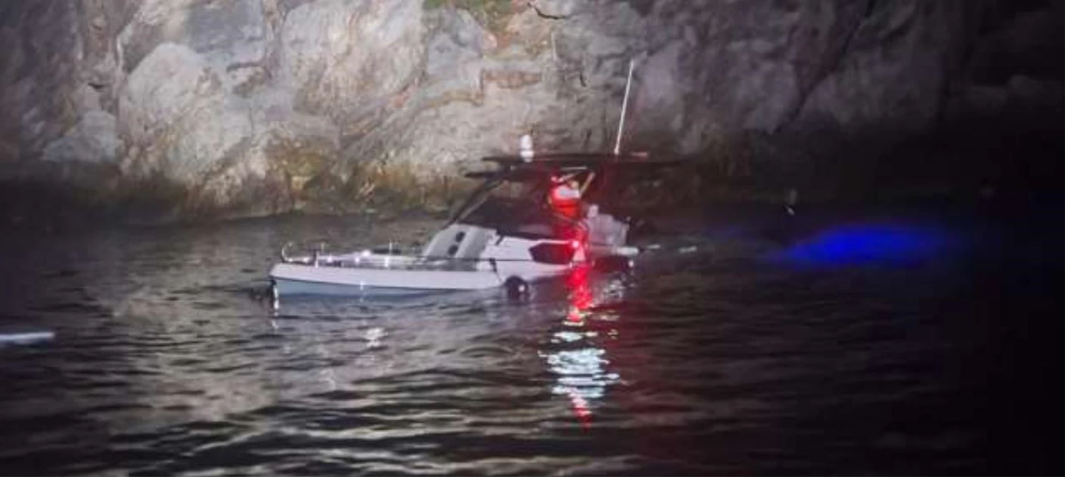 Marmaris\'te kayalıklara çarpması sonucu su alan teknedeki 4 kişi ekiplerce kurtarıldı