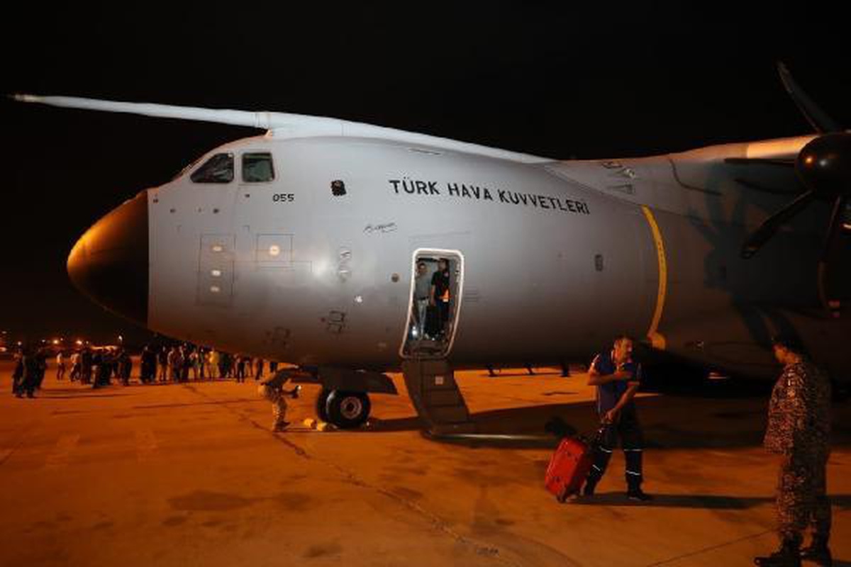 Türkiye\'nin gönderdiği yardım malzemelerini taşıyan uçaklar Pakistan\'a ulaştı