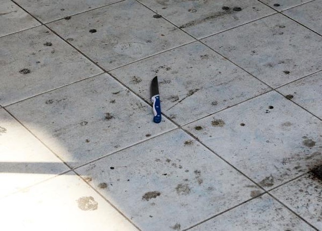 'Mutluyuz' yazılı araçlarının yanında bıçaklandı, 'Kendim yaptım' dedi 'Mutluyuz' yazılı araçlarının yanında bıçaklandı, 'Kendim yaptım' dedi