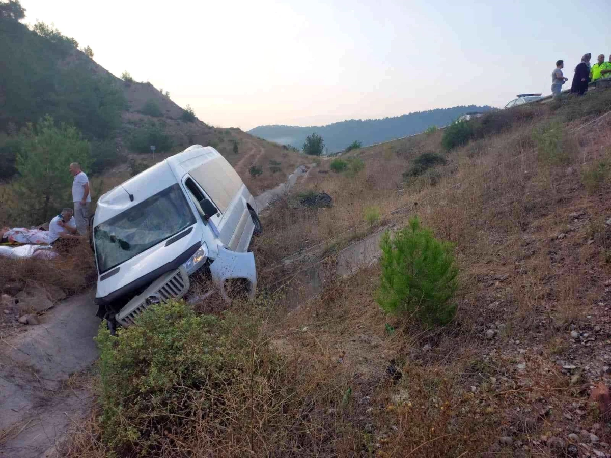 Nişandan dönerken minibüsleri sulama kanalına devrildi: 3\'ü ağır 10 yaralı