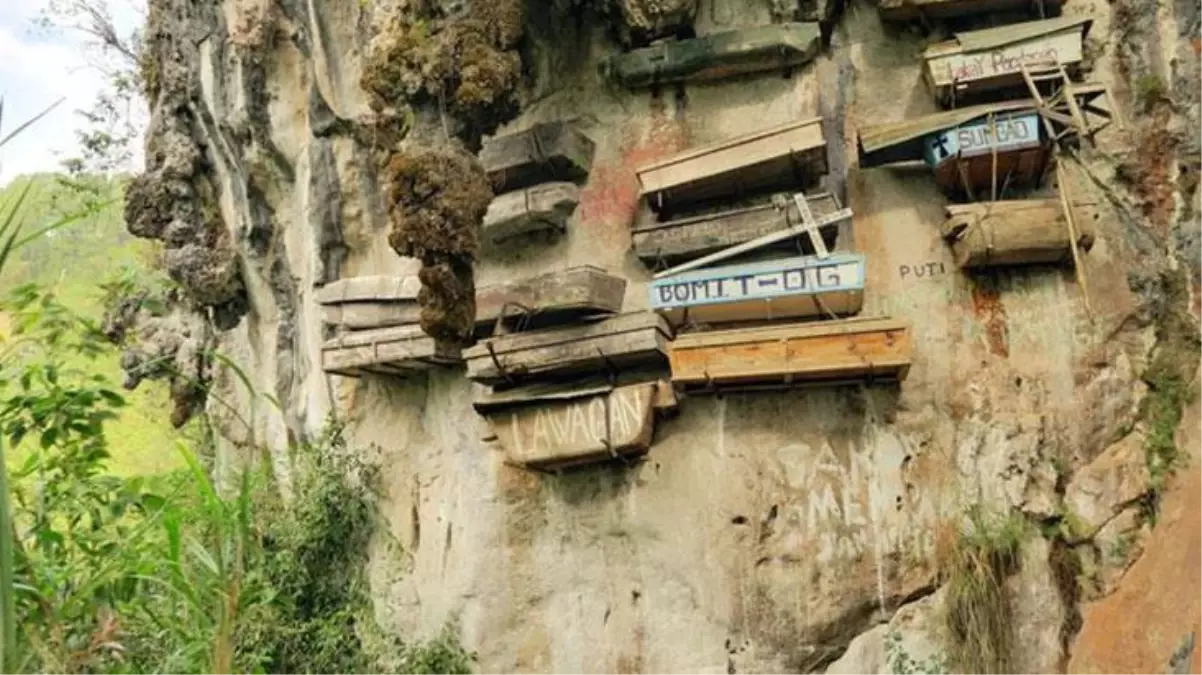 Filipinliler ölenlerin cesetlerini neden tabutla birlikte uçurum kenarına çakıyor?