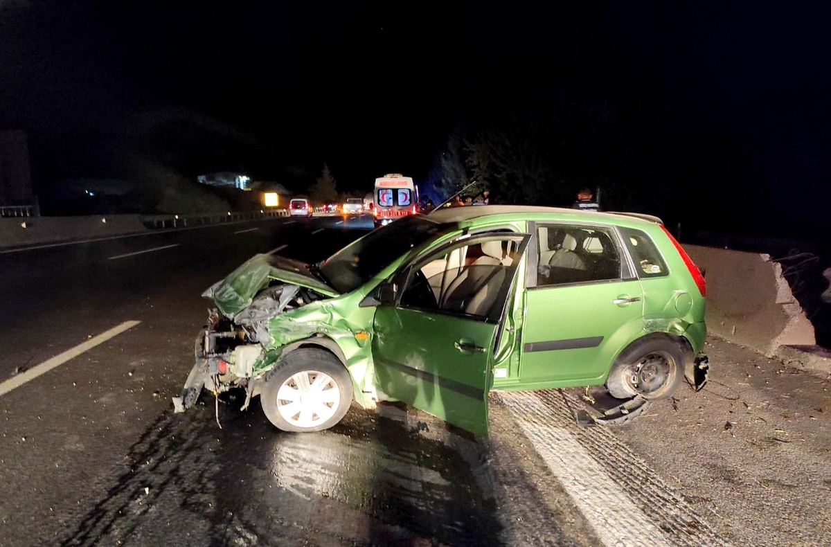 Otoyolda beton bariyerlere çarpan otomobilin sürücüsü yaralandı