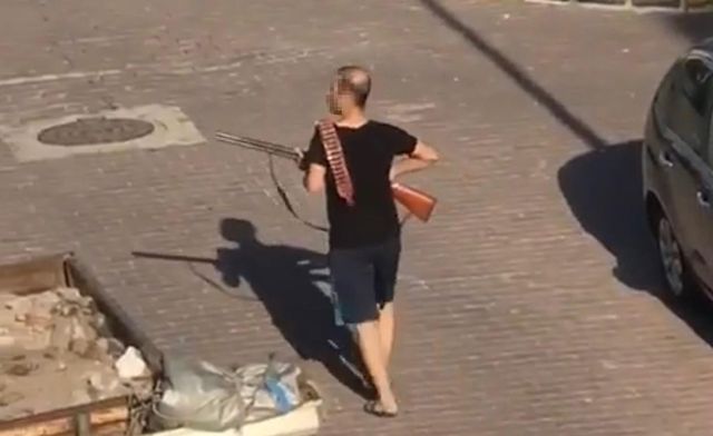 Mahalledeki alkoliklere kızdı, tüfekle dehşet saçtı: 1 yaralı Mahalledeki alkoliklere kızdı, tüfekle dehşet saçtı: 1 yaralı