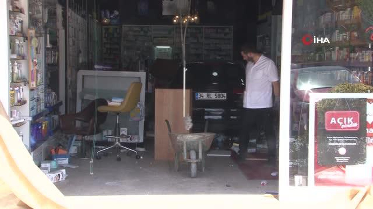 Pedalları karıştıran sürücü eczaneye daldı