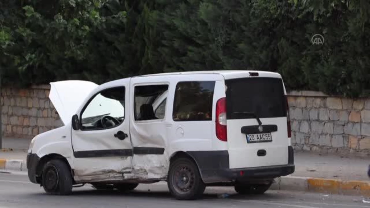 Denizli\'de polis aracı ile otomobilin çarpışması sonucu 9 kişi yaralandı