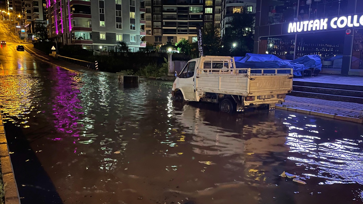 Samsun\'da sağanak hayatı olumsuz etkiledi
