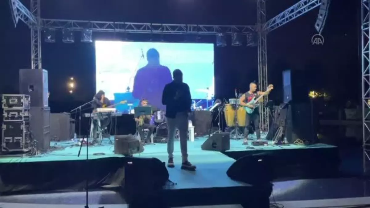 Şarkıcı Burak Kut Sakarya\'da konser verdi