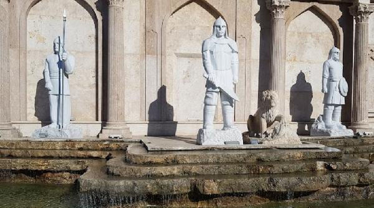 Selçuklu dönemini temsil eden asker heykelinin mızrağı çalındı