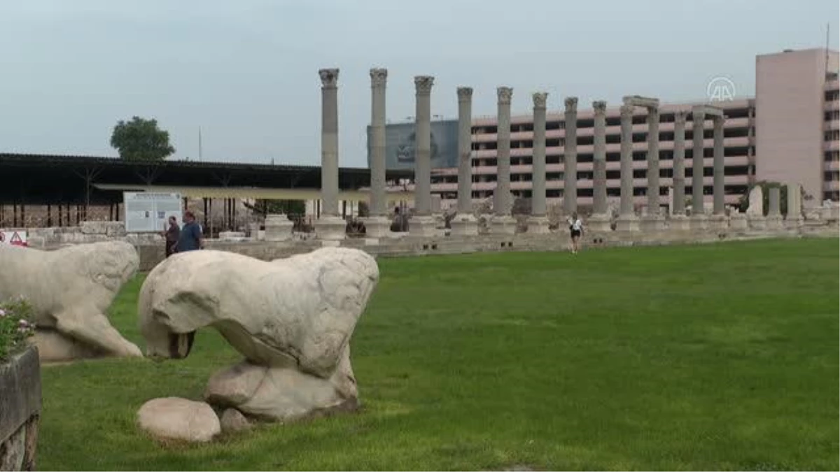 Smyrna Tiyatrosu\'ndaki kazıda bulunan heykel başı koruma altında