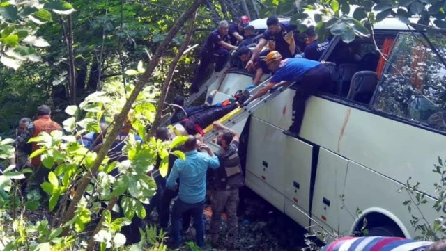Bursa'da, 47 yolcunun bulunduğu otobüs şarampole yuvarlandı: 5 kişi hayatını kaybetti, 36 kişi yaralandı