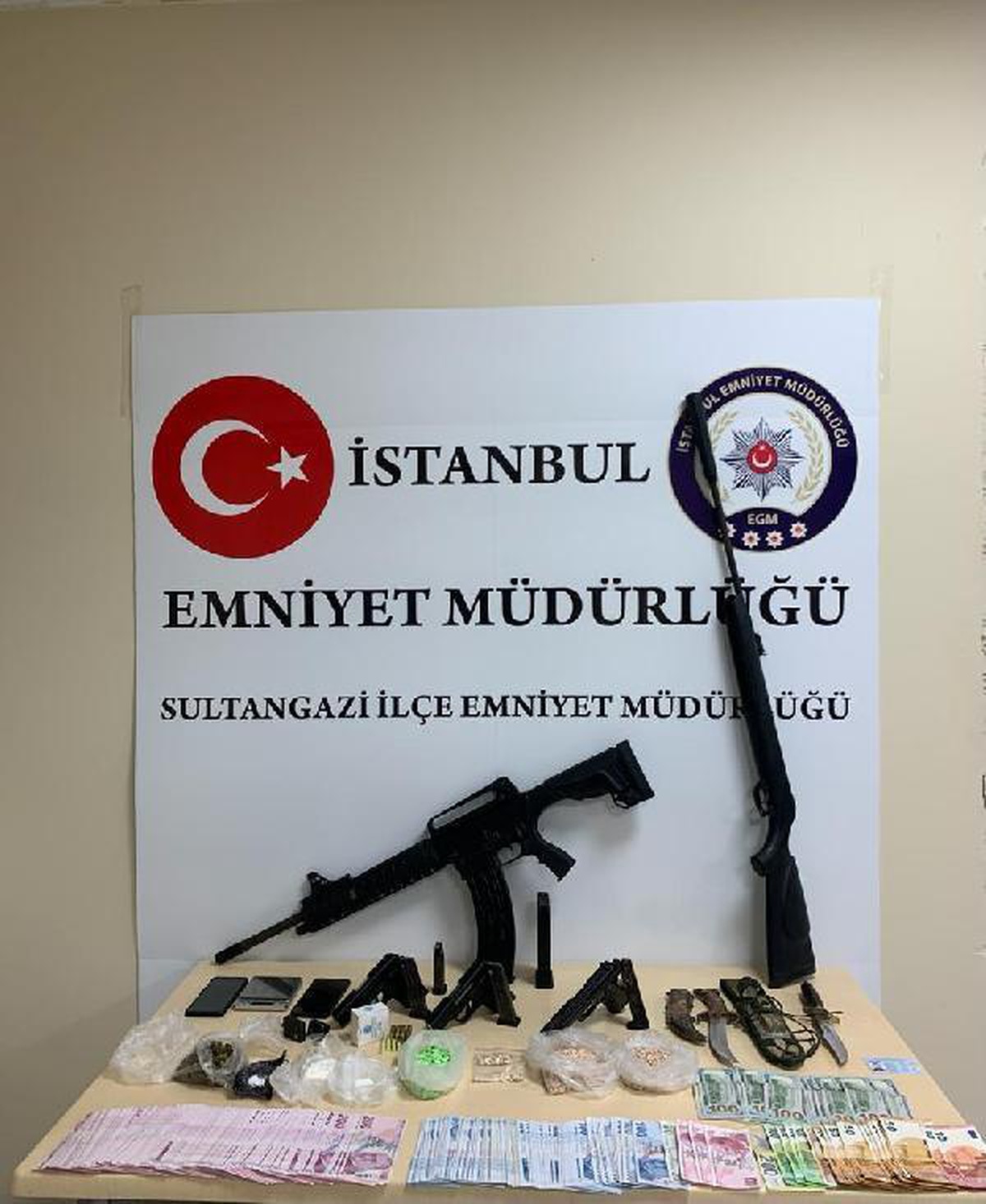 SULTANGAZİ\'DE UYUŞTURUCU OPERASYONU: 18 GÖZALTI