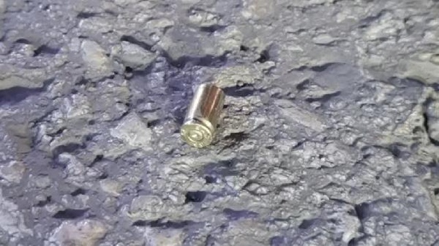 Yolda yürüyen kadına laf atan tacizci, kalabalığın tepkisi üzerine havaya ateş açarken arkadaşını vurdu