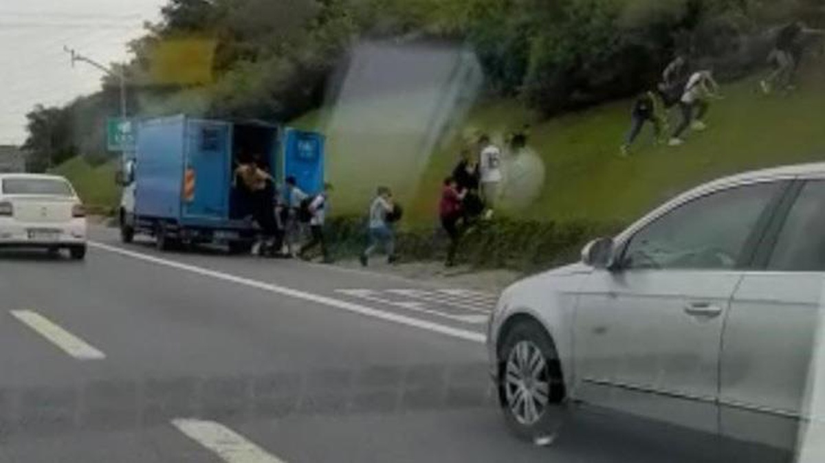 TEM Otoyolu\'nda film sahnesine ilham olacak anlar! Bozulan kamyonetten kaçan kaçak göçmenler etrafa koşarak dağıldı