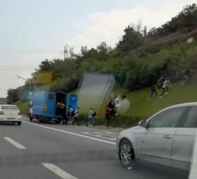 TEM Otoyolu'nda bozulan kamyonetin kasasından çok sayıda kaçak göçmen çıkarak yol kenarına koştu TEM Otoyolu'nda bozulan kamyonetin kasasından çok sayıda kaçak göçmen çıkarak yol kenarına koştu