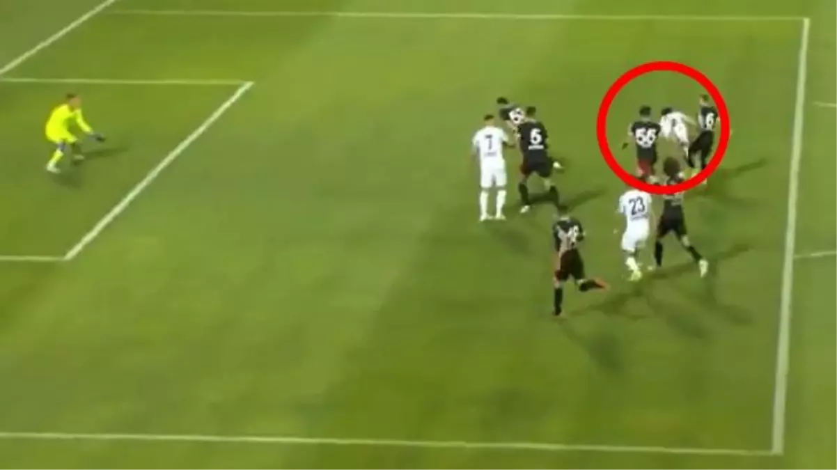Türkiye skandal kararı konuşuyor! Topu ıskaladı, yere düştü, hakem penaltı noktasını gösterdi