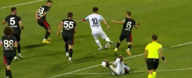 Türkiye, Erzurumspor-Samsunspor maçındaki skandal penaltı kararını konuşuyor