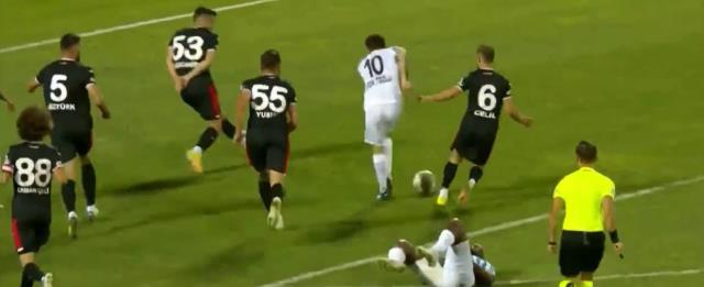 Türkiye, Erzurumspor-Samsunspor maçındaki skandal penaltı kararını konuşuyor