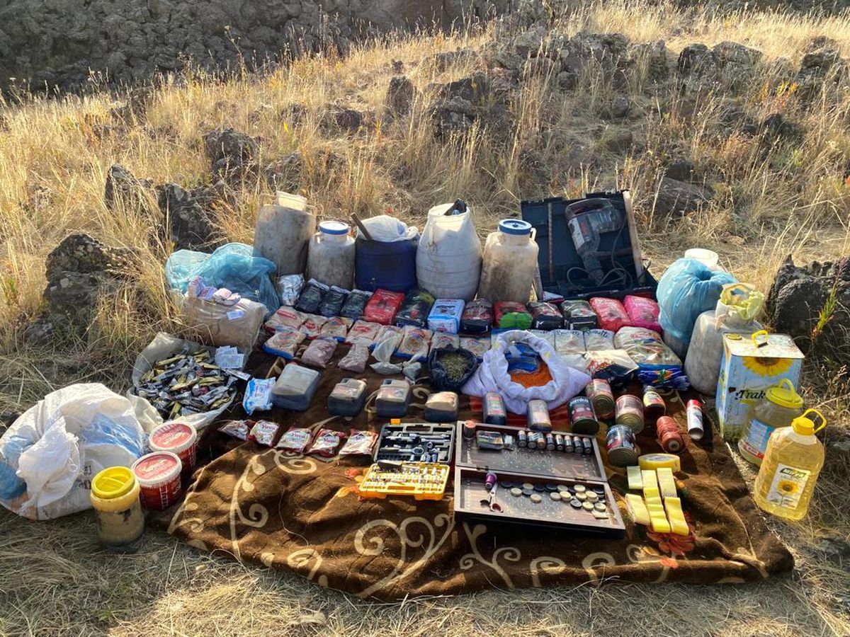 Van\'da PKK terör örgütüne ait sığınakta bomba yapımında kullanılan malzeme ele geçirildi