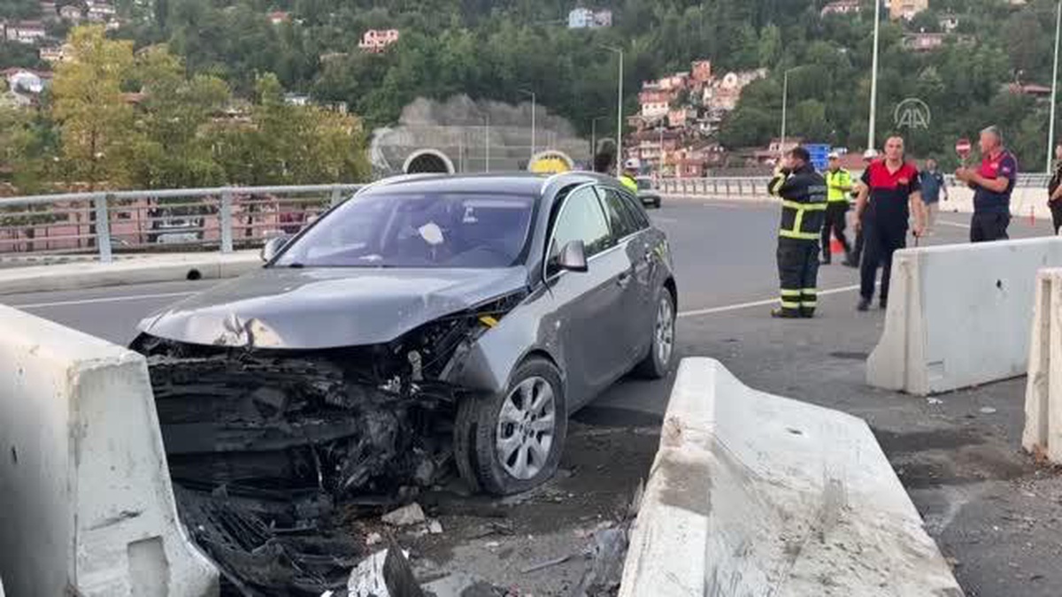 Zonguldak\'ta otomobilin bariyerlere çarpması sonucu 3 kişi yaralandı