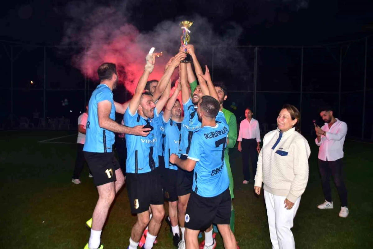 6\'ncı İnönü Geleneksel Halı Saha Turnuvası kazananı Oklubalı Gençlik Spor oldu
