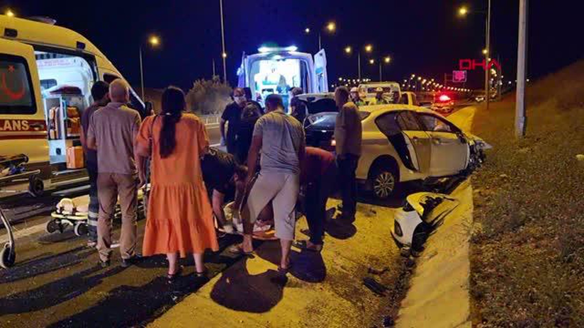 Aydınlatma direğine çarpan otomobil takla attı: 4 yaralı