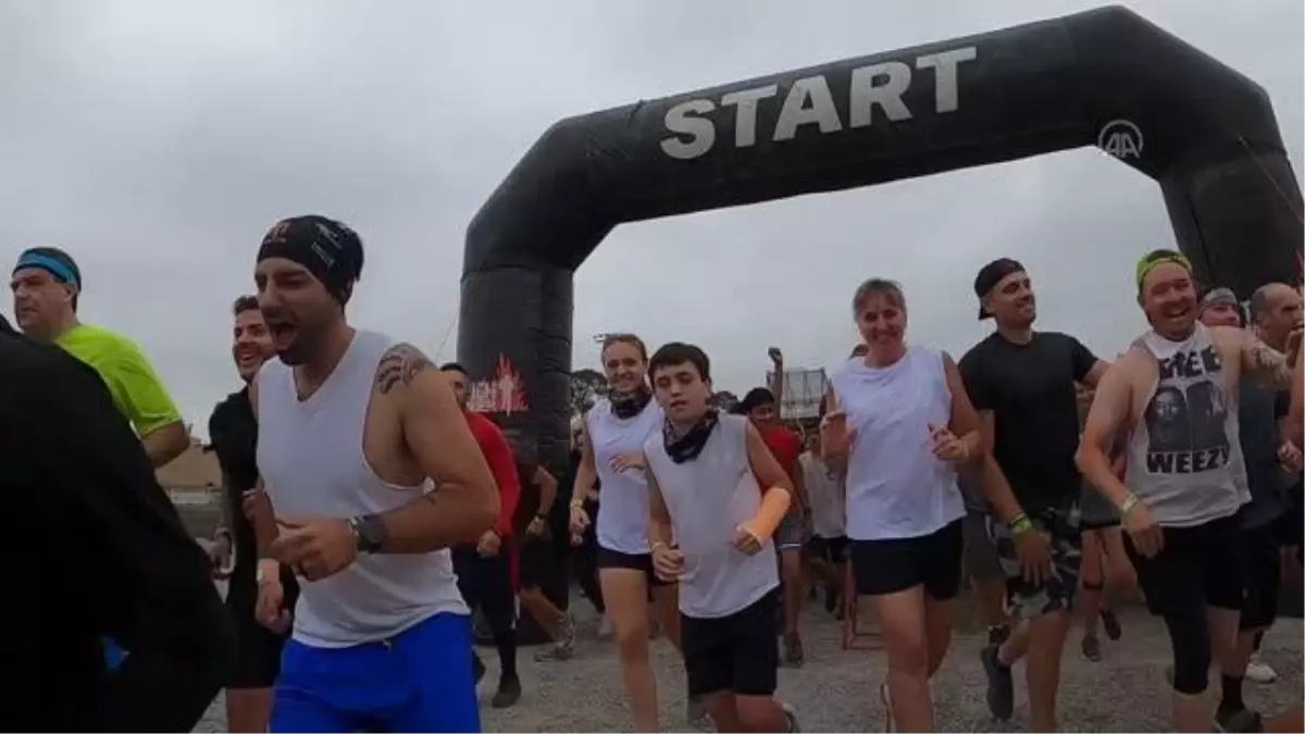 Amerikalı yüzlerce atlet 'çamur' koşusunda ter döktü